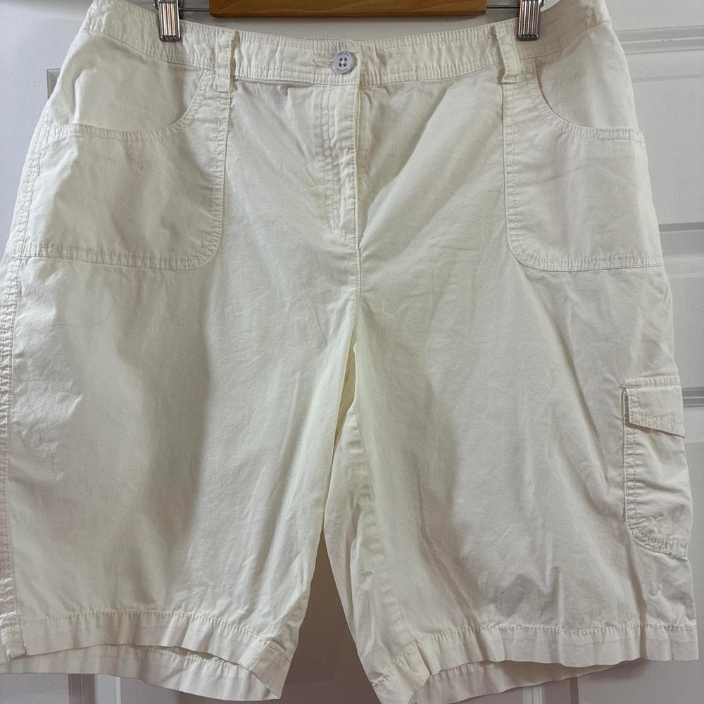 Chico's women's size 2.5 White cargo shorts with adjustable waist (14-16/xl)